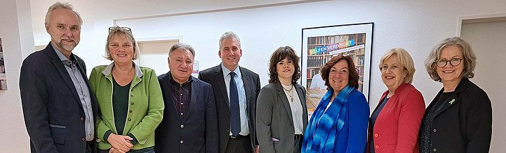 Gruppenbild mit acht Personen