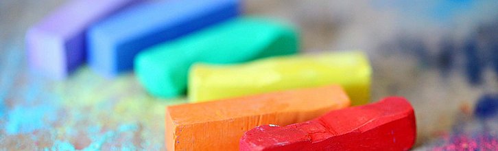 Bunte Kreise in den Regenbogenfarben.