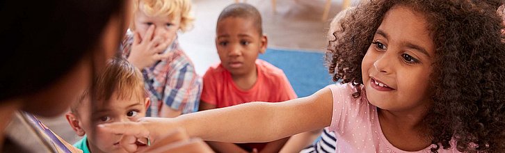 Kinder engagiert sich beim spielen