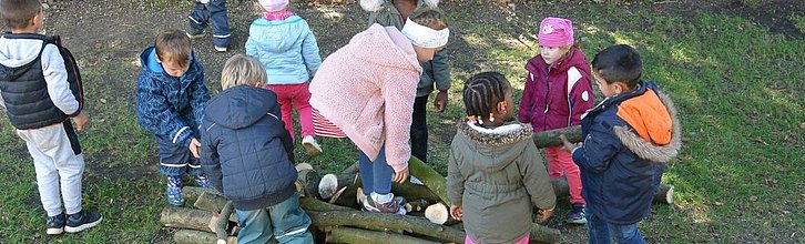 Kinder suchen einen Schatz