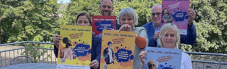 Mitglieder der Liga Mettmann halten Plakate zur Kampange