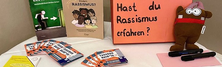 Tisch mit den Flyer zum Thema Rassismus